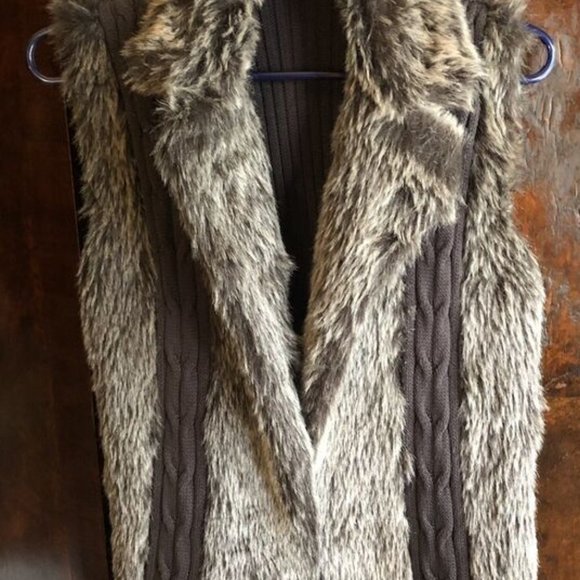 XOXO Faux Fur Lapel Cable Knit Sweater Vest. Preowned Size M Winter Must Have - Picture 6 of 6